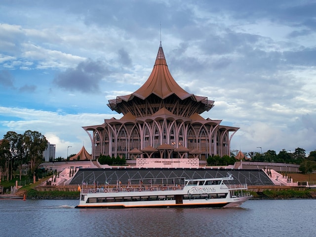 Sarawak-River-Cruise-Kuching-Esplanade