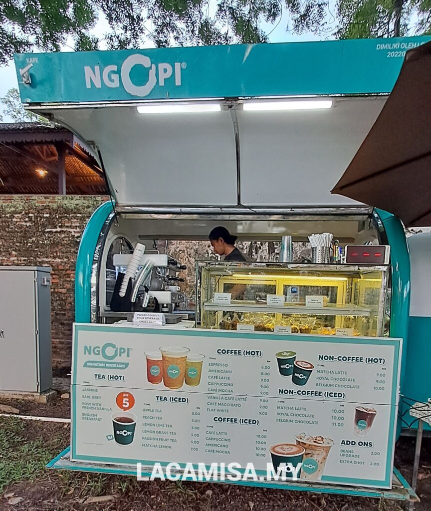This Ngopi stall in Fort Cornwallis, Penang also sells drinks such as coffee and non-coffee drinks 