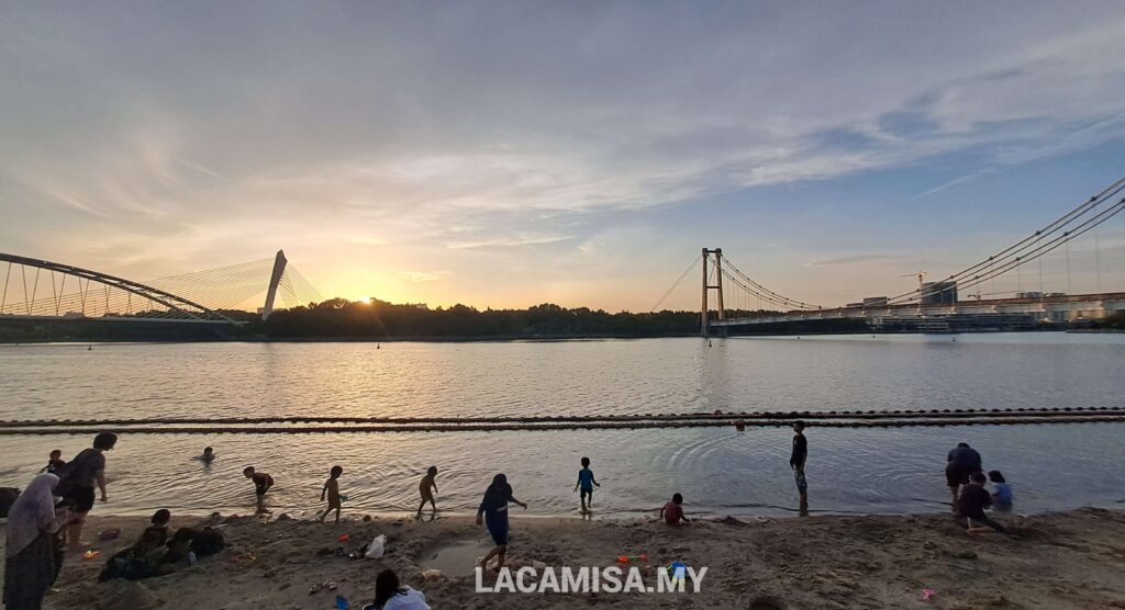 Floria beach Putrajaya is a suitable place for families to spend time with their kids