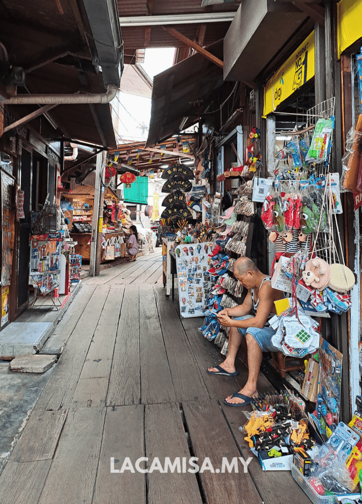 Many stalls selling souvenirs in Chew Jetty Penang