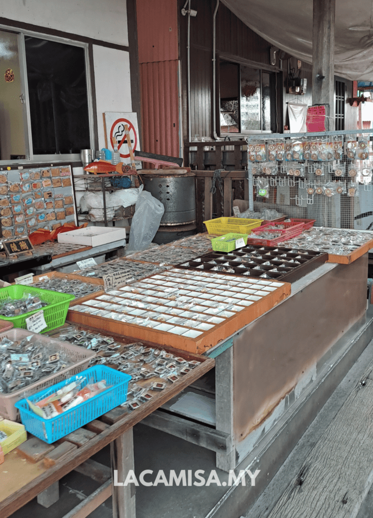 Many stalls selling souvenirs in Chew Jetty Penang