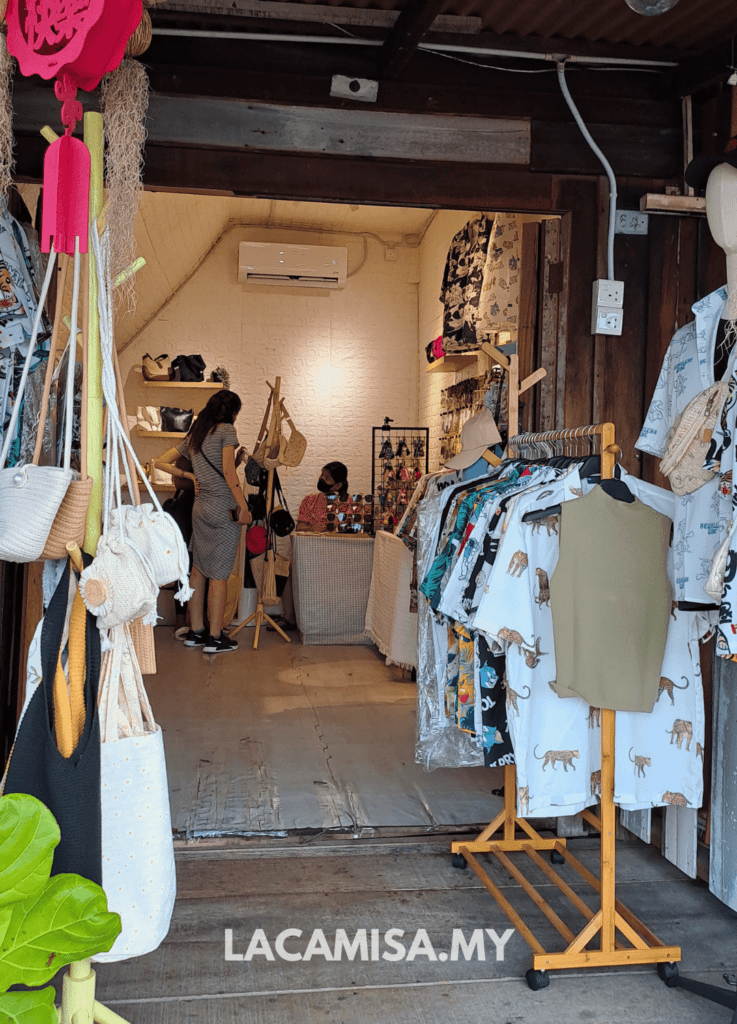 Some stalls selling clothes and handbags can also be found here in Chew Jetty Penang