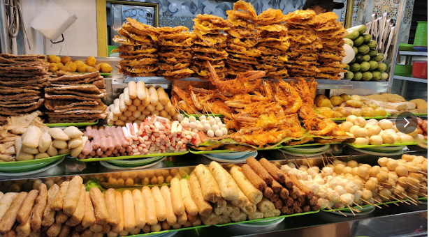 Wide variety of local delicacies are available in Padang Brown Penang. Photo credited to : Google reviews 