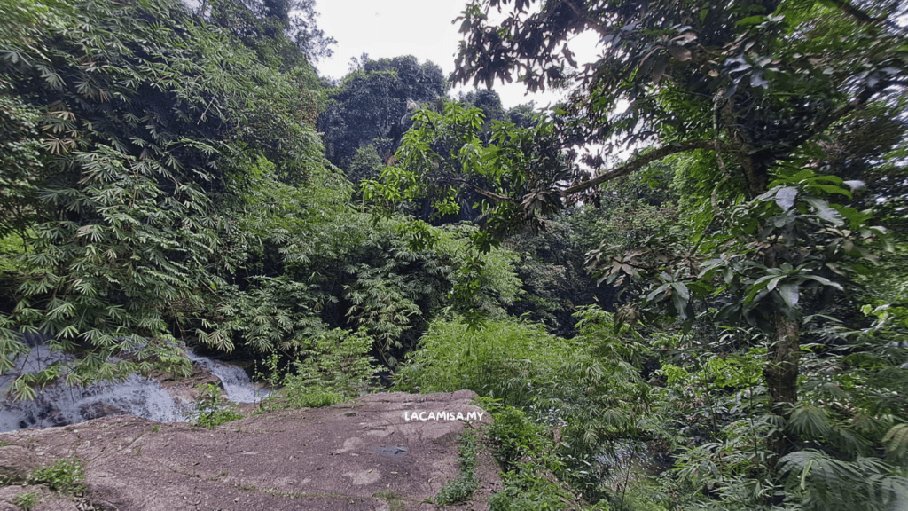 The lush grenery surrounds Air Terjun Batu Berangkai.
