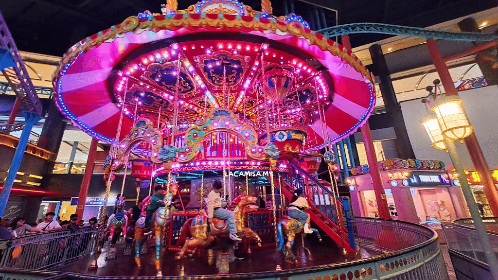 Don't miss out the chance to OOTD in front the carousel or while riding it as it one of the best place to take photos with your families, friends or lovers