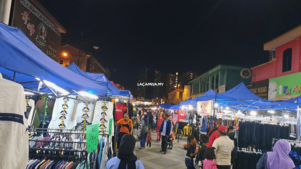 The lively atmosphere of Gerbang Malam Ipoh at night. It is definitely a must visit destinations in Perak.