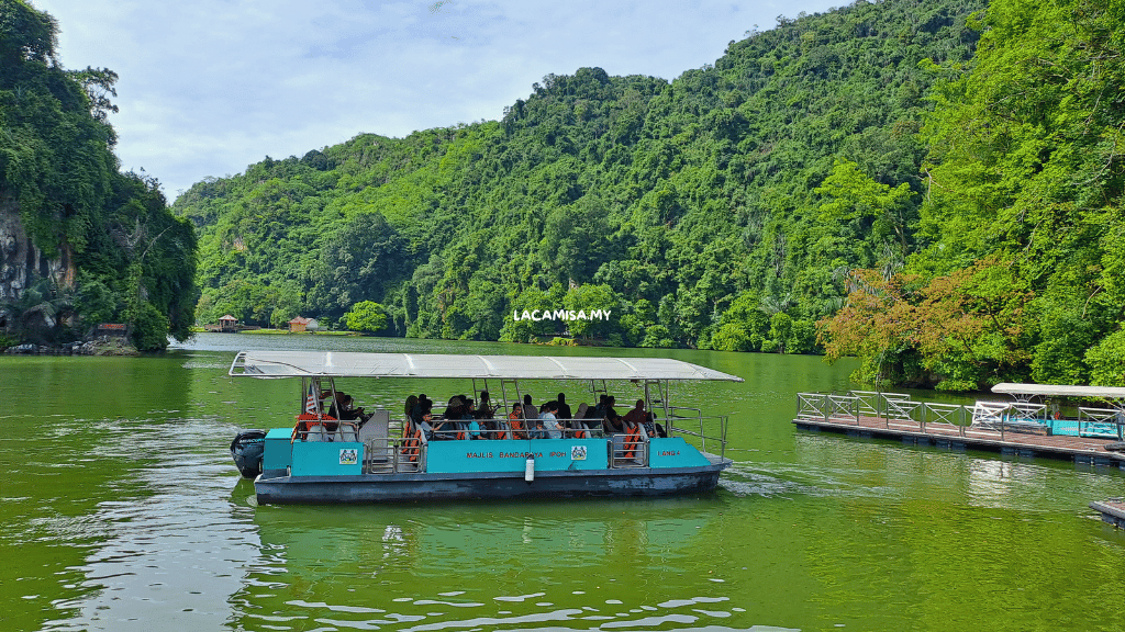 The boat cruise tour offers a delightful experience, allowing visitors to admire the stunning beauty of the surrounding limestone mountains before arriving at the next stop.
