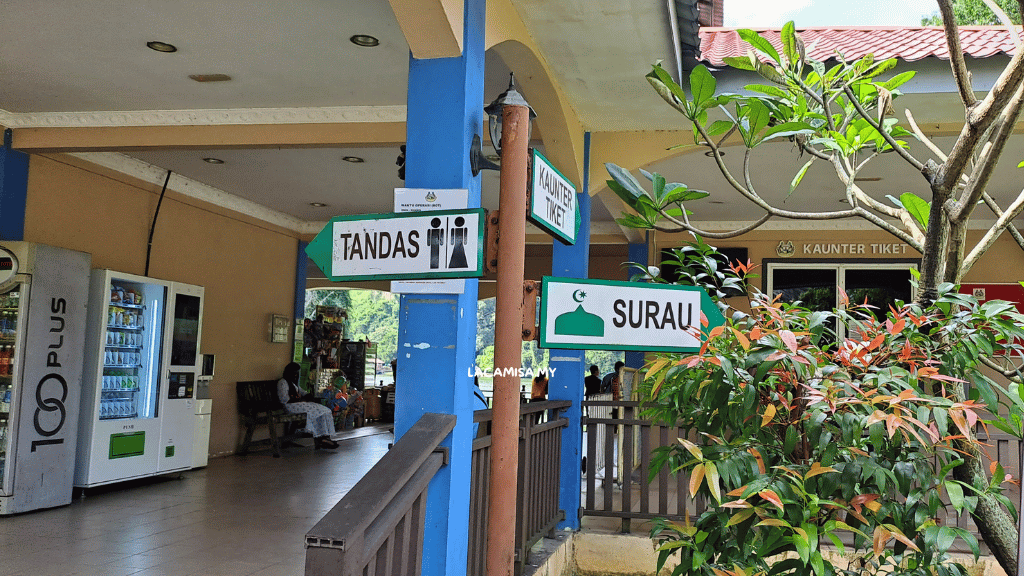 Signage for prayer rooms and toilets is also available, enhancing the convenience of visitors' trips.
