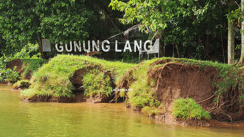 The signage of Gunung Lang can be seen during the boat cruise tour.