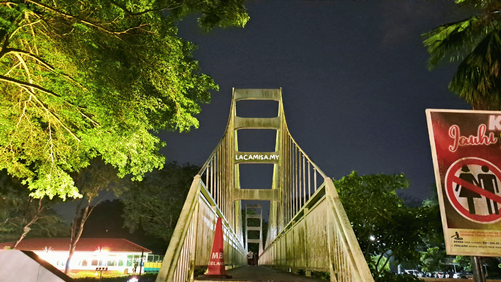 The bridge is one of the many instagrammable spots in Kinta Riverfront Walk.