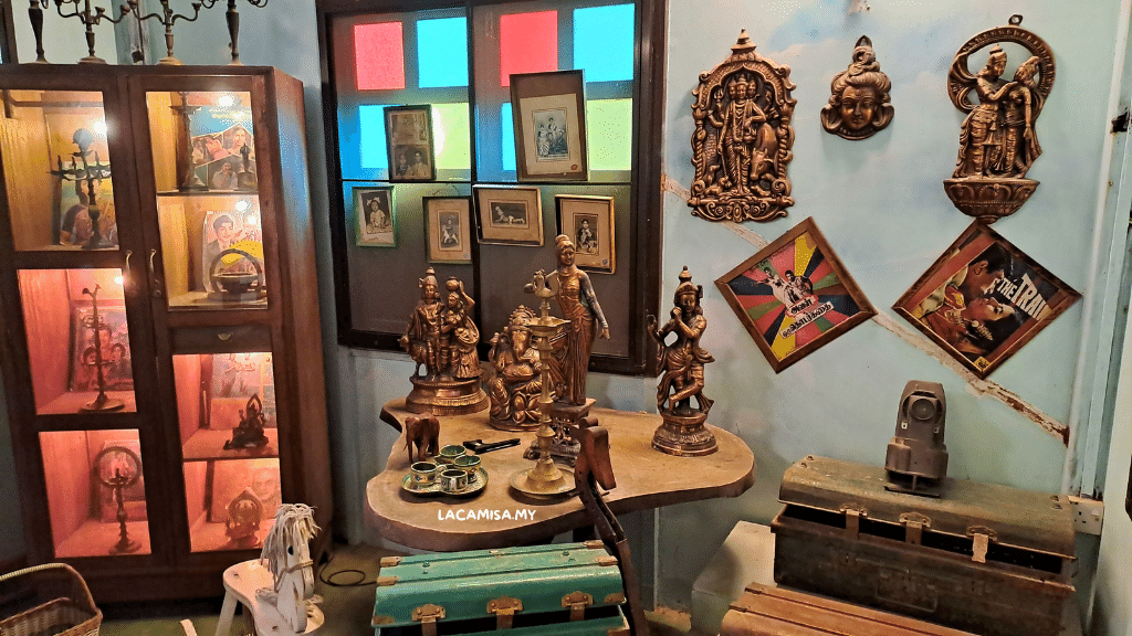 Collections of statues.