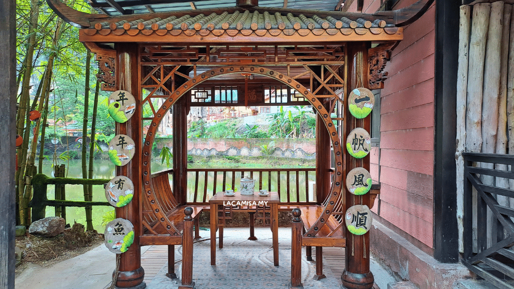 When feeling tired, visitors can rest at the gazebo provided for a while before continue exploring the Qing Xin Ling Leisure & Cultural Village.