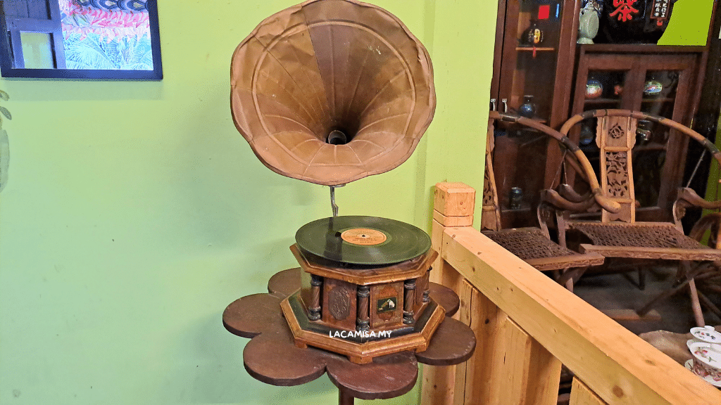 An antique gramophone player.