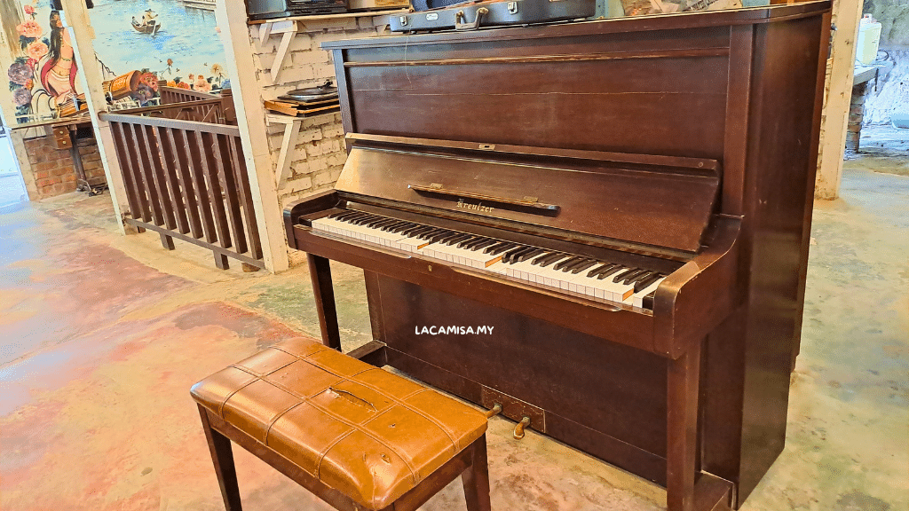 Another antique piano which will be a good prop for Instagrammers.