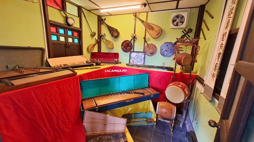 Many traditional Tionghua musical instruments can be found here.
