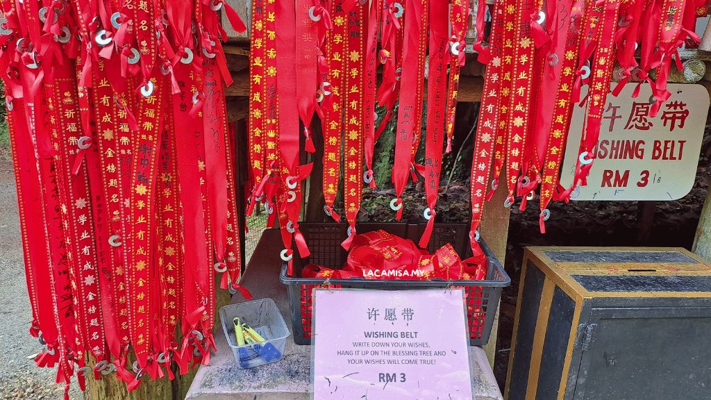 Wishing Belt can be bought at RM 3 per belt. Markers is provided to the visitors to write down their wishes before hanging it up on the tree.