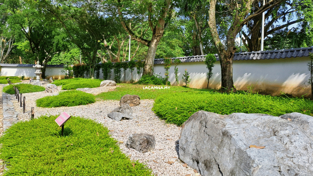 Japanese Garden Ipoh is encircled by walls that are adorned with Japan-themed designs, adding to its authenticity and charm.