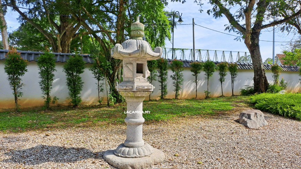 Taman Ipoh Jepun features antique stone lanterns, contributing to its traditional Japanese ambiance.