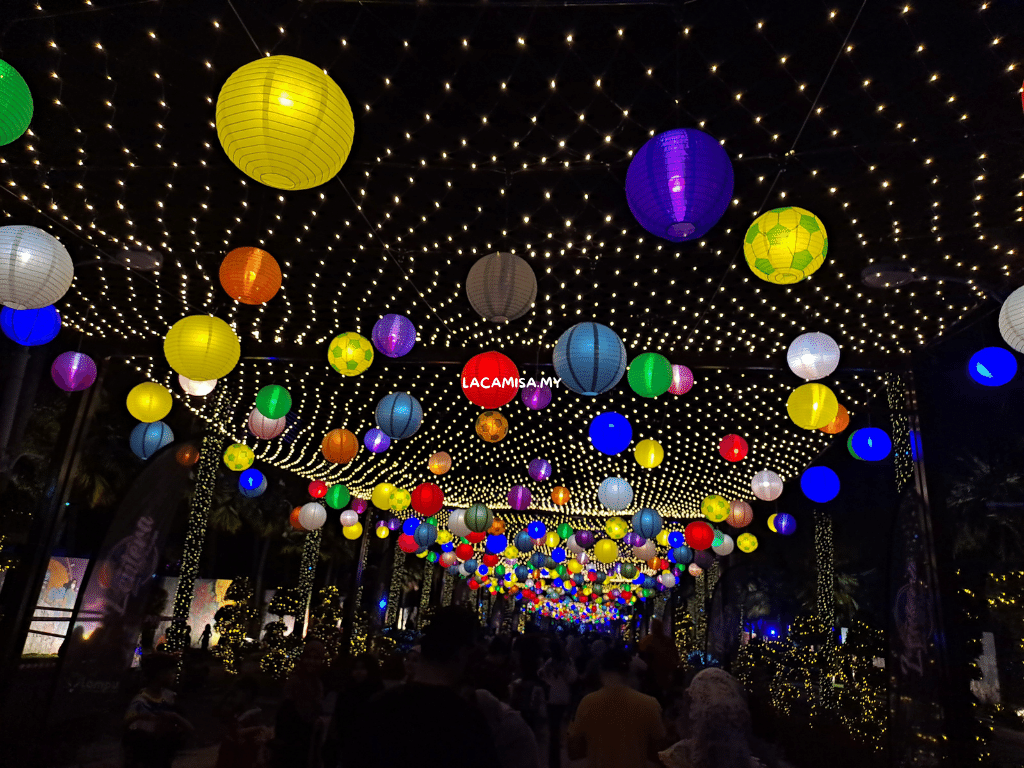 The entrance to the Lantern Festival is decorated with hanging illuminated balls in the air, such a creative effort to attract visitors!