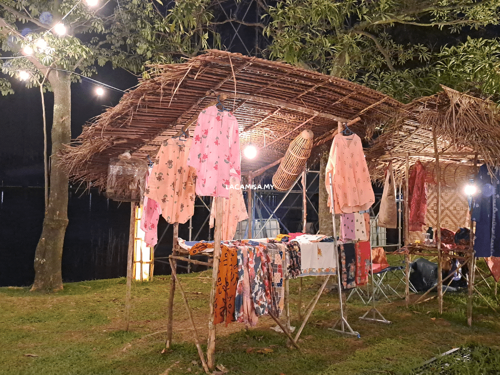 Visitors can rent the cloths and pose with the cultural props/decorations in Taman Cahaya Dulu-Dulu