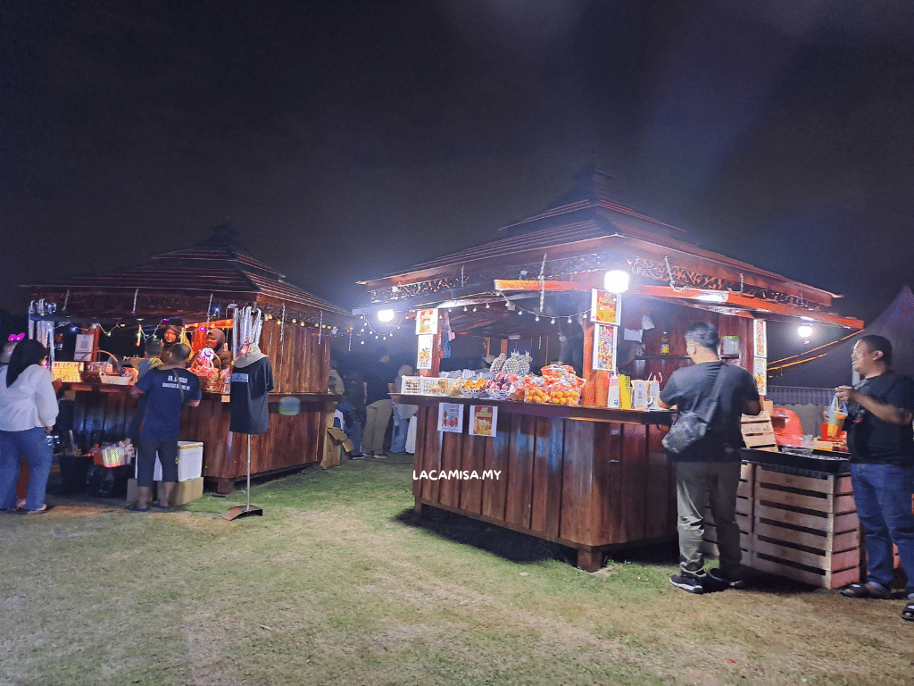 Many food stalls can be found scatteres inside the Festival Lentera Putrajaya