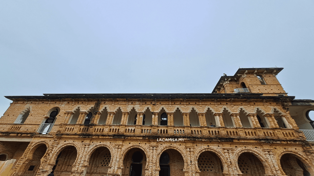 The architectures of the buildings are influenced by Moorish, Indian, and European styles