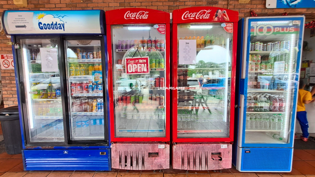 Visitors can quench their thirsts by buying cold drinks during hot weather