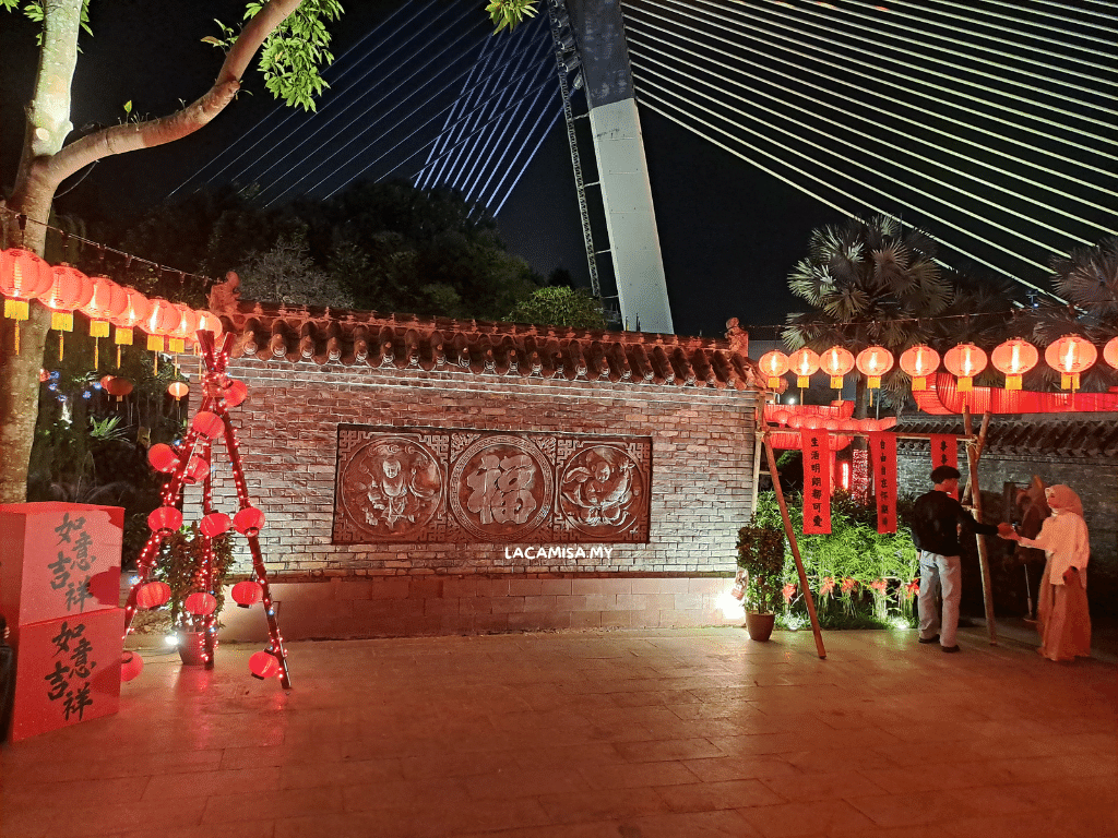 The architecture in this park is made to perfectly resemble that of the one in China