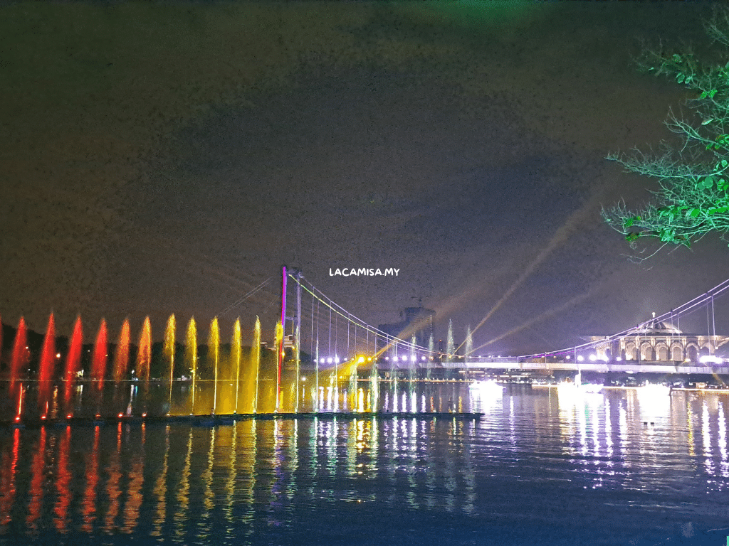 The water fountain will change colors and speed to match the beat and rhythm of each songs during Festival Lentera Putrajaya 2024. 