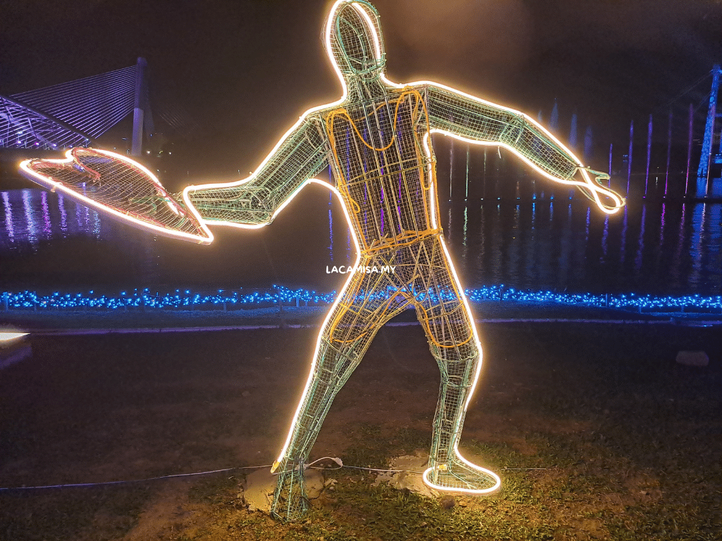 Visitors can reenact the pose of the sculpture and pose in front of it to take  creative photos during the lantern festival putrajaya