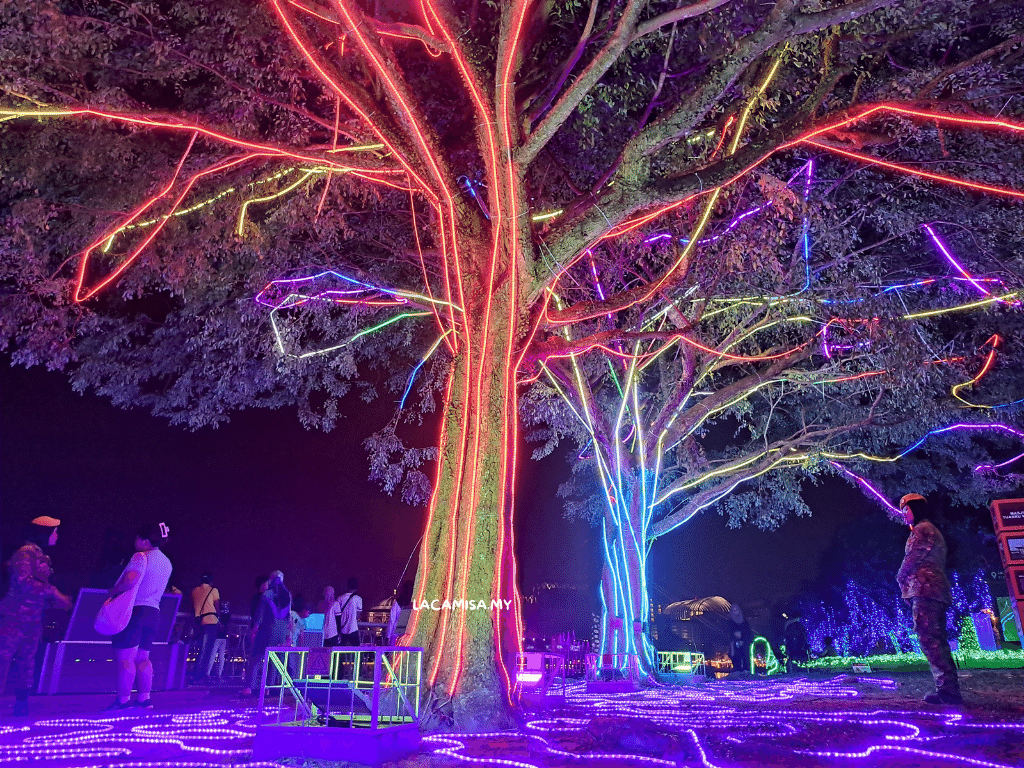 Some of the illuminated trees can be found here, a perfect spot for taking OOTD photos in Festival Lentera Putrajaya
