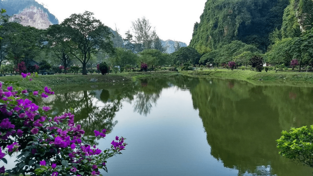 The serene ponds at Kek Lok Tong Cave Temple. Source : TripAdvisor