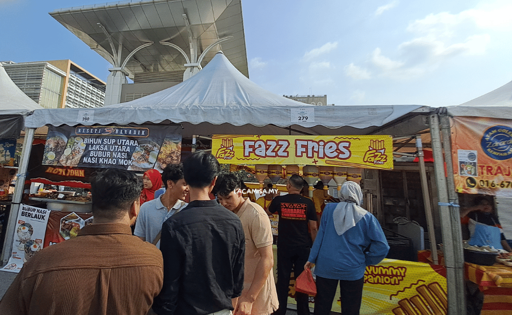 Fazz Fries in Bazar Ramadhan Presint 3 Putrajaya is famous for its long fries and various choice of sauces to pick from