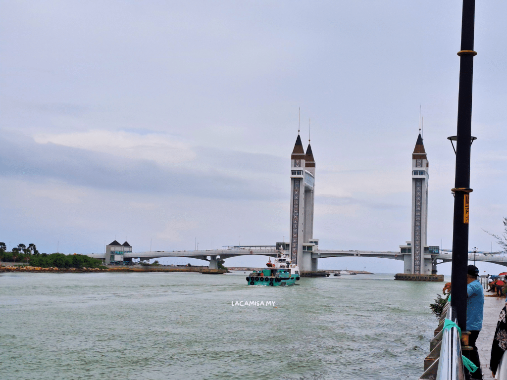 Other area that visitors can go in order to get a good view Terengganu Drawbridge is from Pesisir Payang