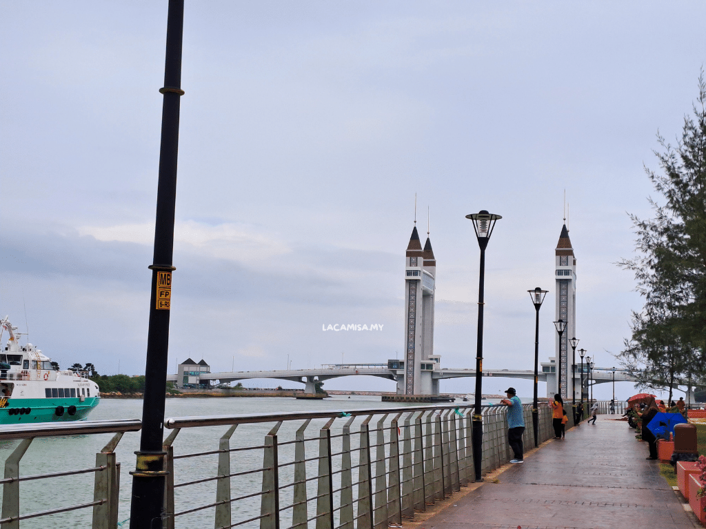 There are many people whom likes to hang out at Pesisir Payang while breathing in the fresh air and watching the boats passes by under the Terengganu Drawbridge