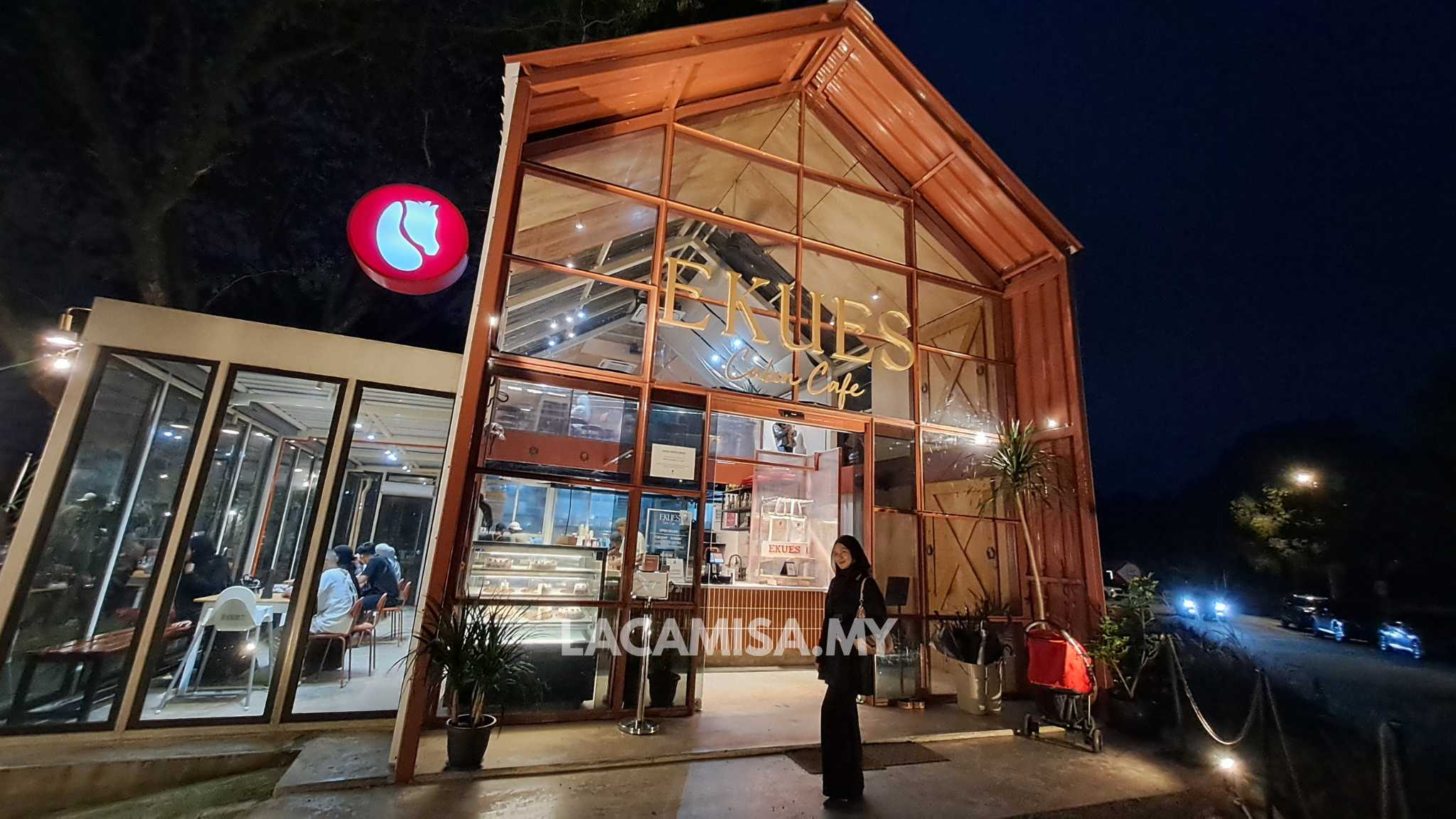 Don’t forget to take a few shots with the cafe entrance to capture lasting memories!