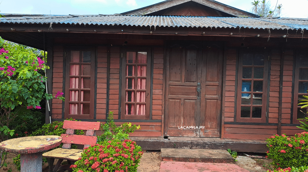 The chalets in traditional Malay architecture bringing sense of home, peach and serenity