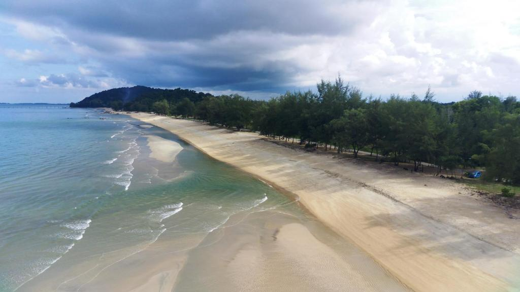 Pandan Laut Beach Resort is located just nearby the beach! Photo credited to Booking.com