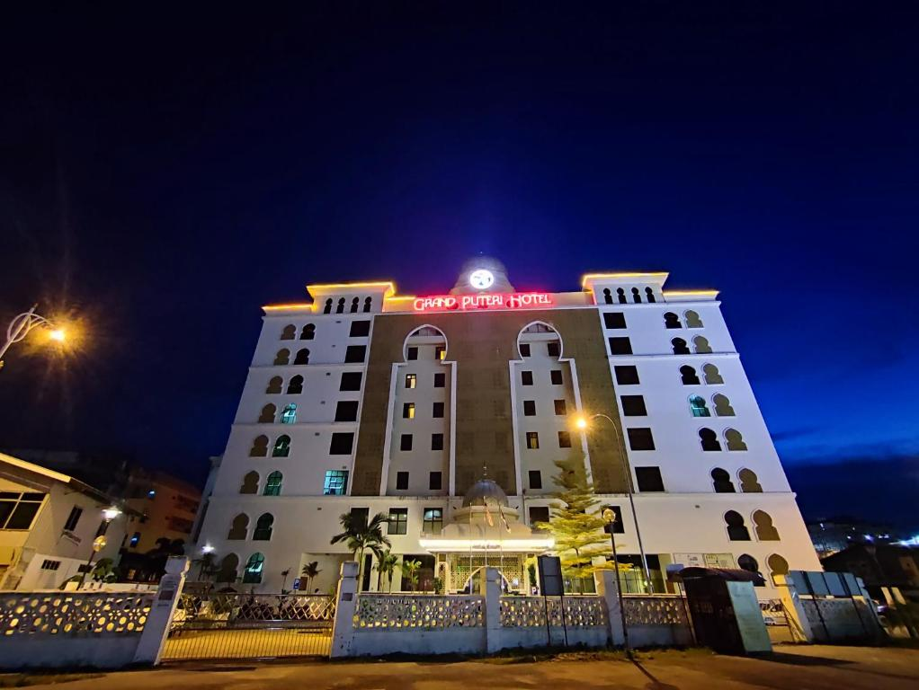 Grand Puteri Hotel Kuala Terengganu at night. (Photo credited to Booking.com).