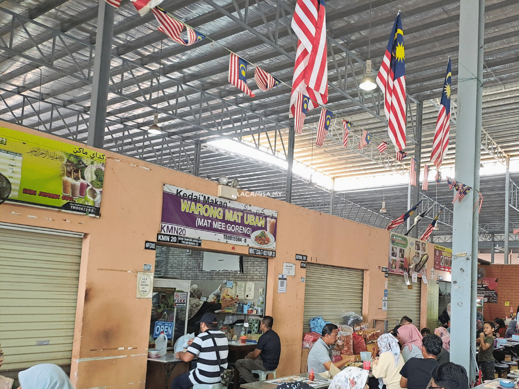 The eateries within Pasar Payang Terengganu can be found in almost everywhere!