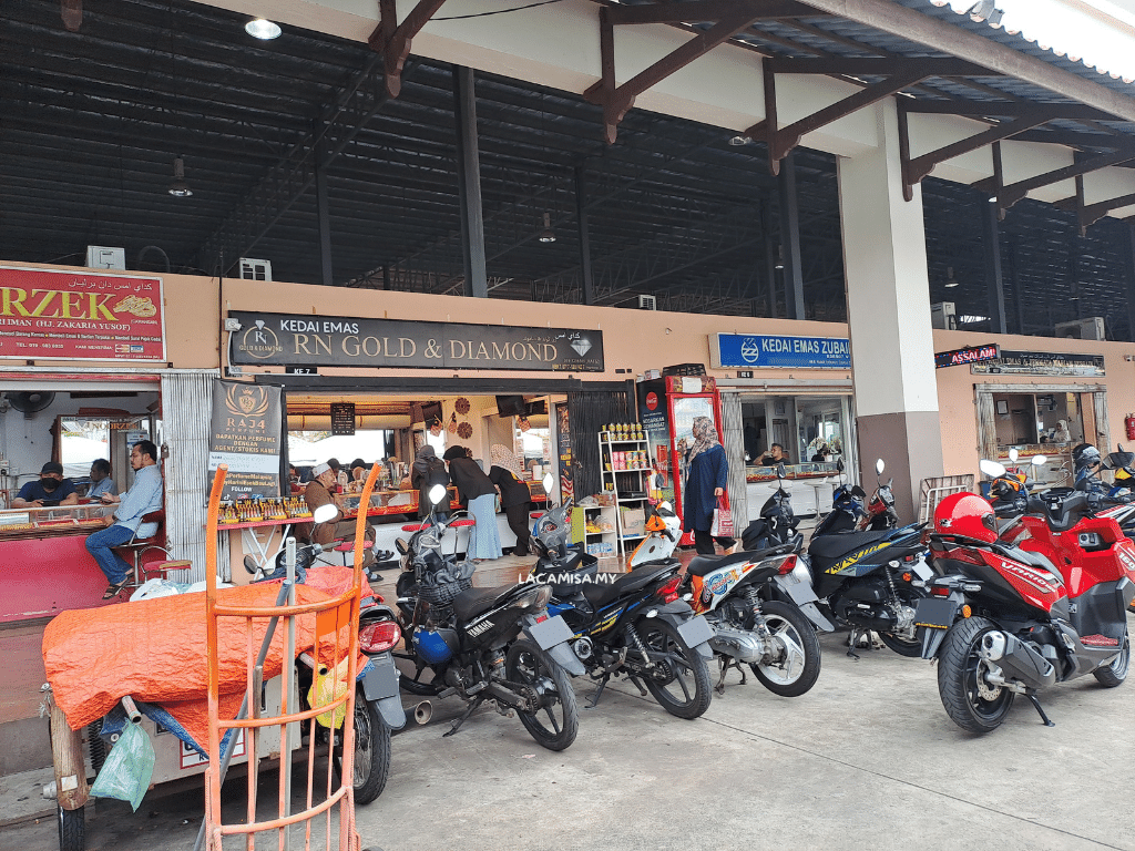 There are varieties of goldsmith shops to choose from at Pasar Payang Terengganu.