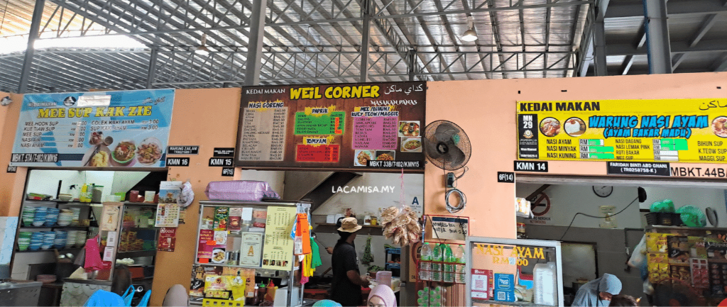 After a tiring shopping spree, you can head over to the restaurants and eateries located within Pasar Payang itself. Some of the food options include mee soup, various types of fried rice, and honey chicken rice.