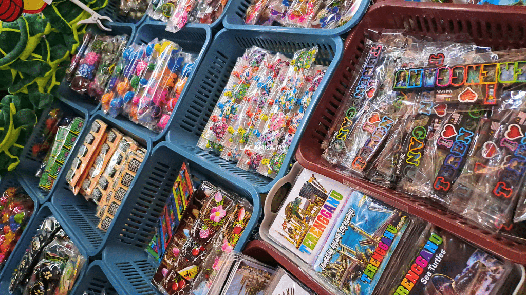 There are variety of souvenirs that you can buy for lovers, families or friends in Pasar Payang Terengganu such as keychains and fridge magnets.