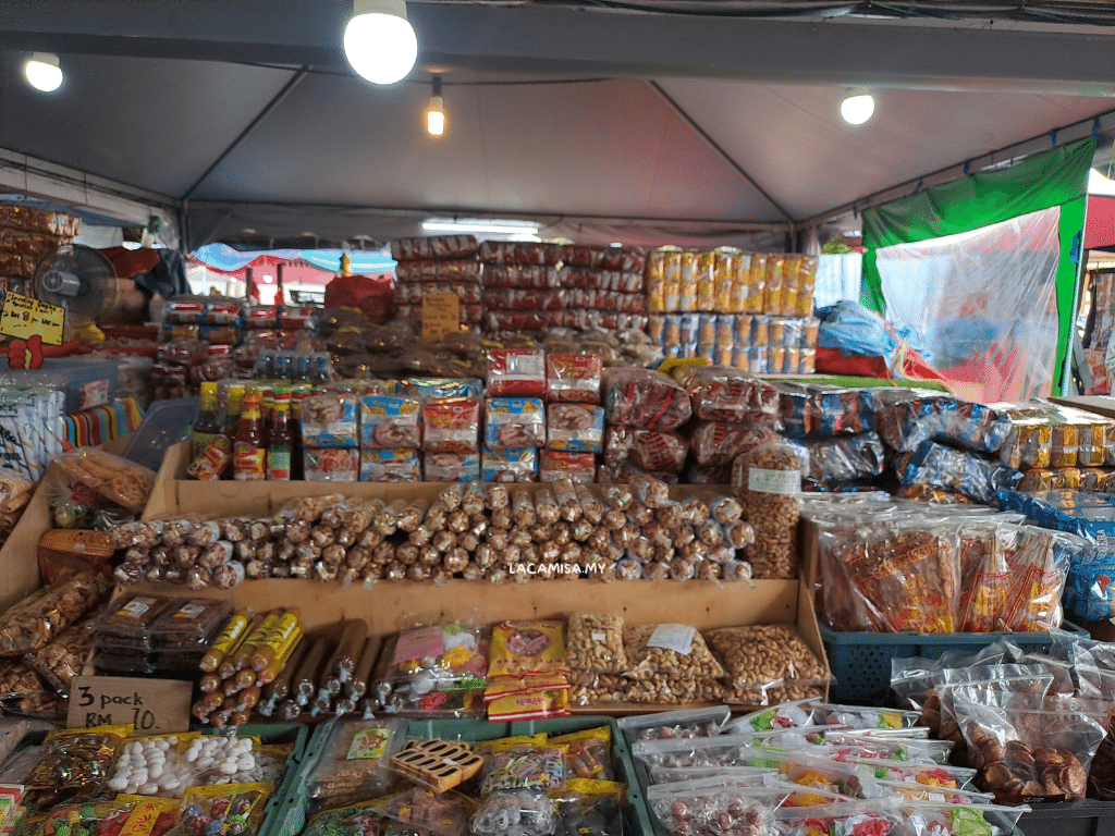 There are also stalls under tents located outside in the Pasar Payang viccinity.