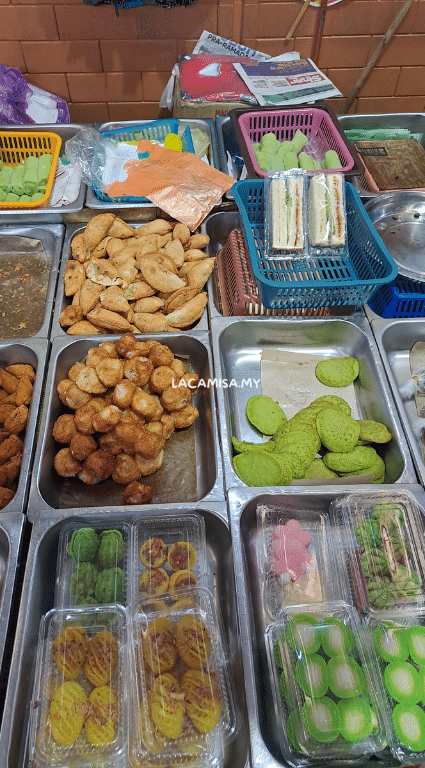 There are many traditional Malay desserts available, such as kuih akok, cara berlauk, nona manis, and many more, which can be enjoyed for breakfast or taken away.