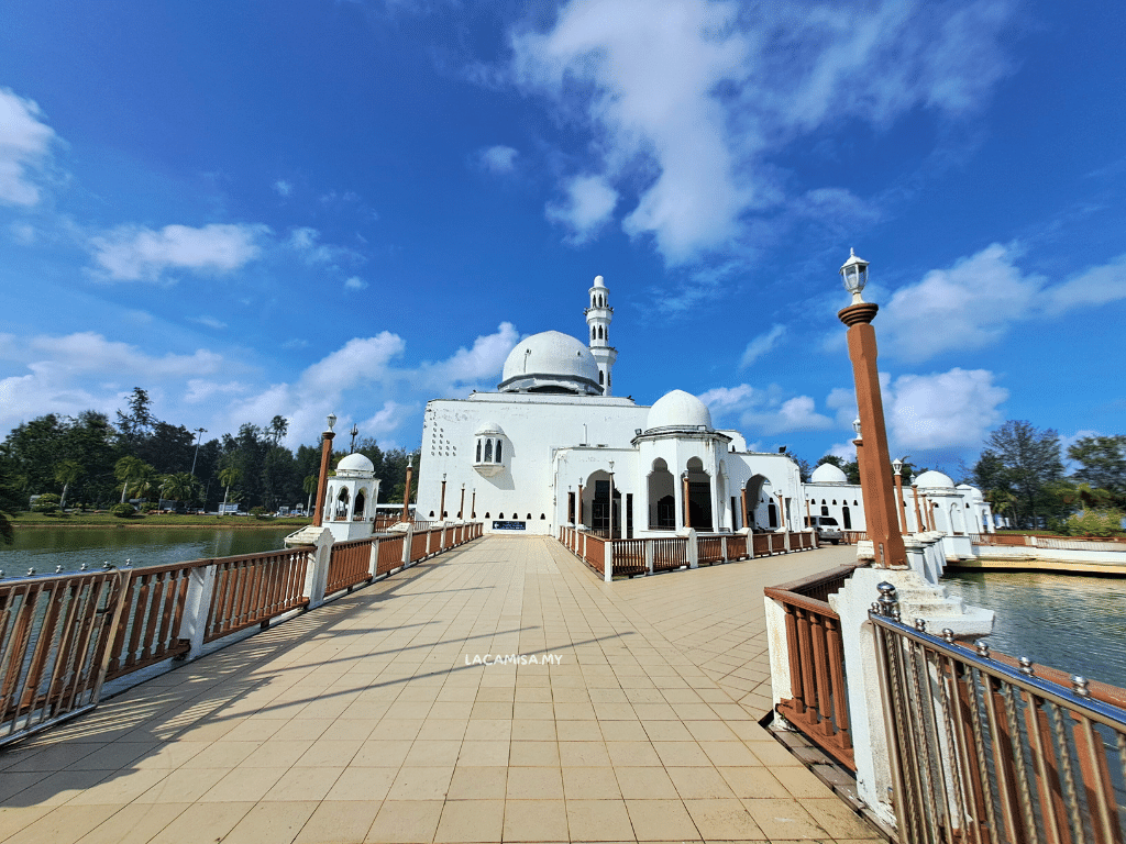 The islamic architecture and design of Tengku Tengah Zaharah Floating Mosque.