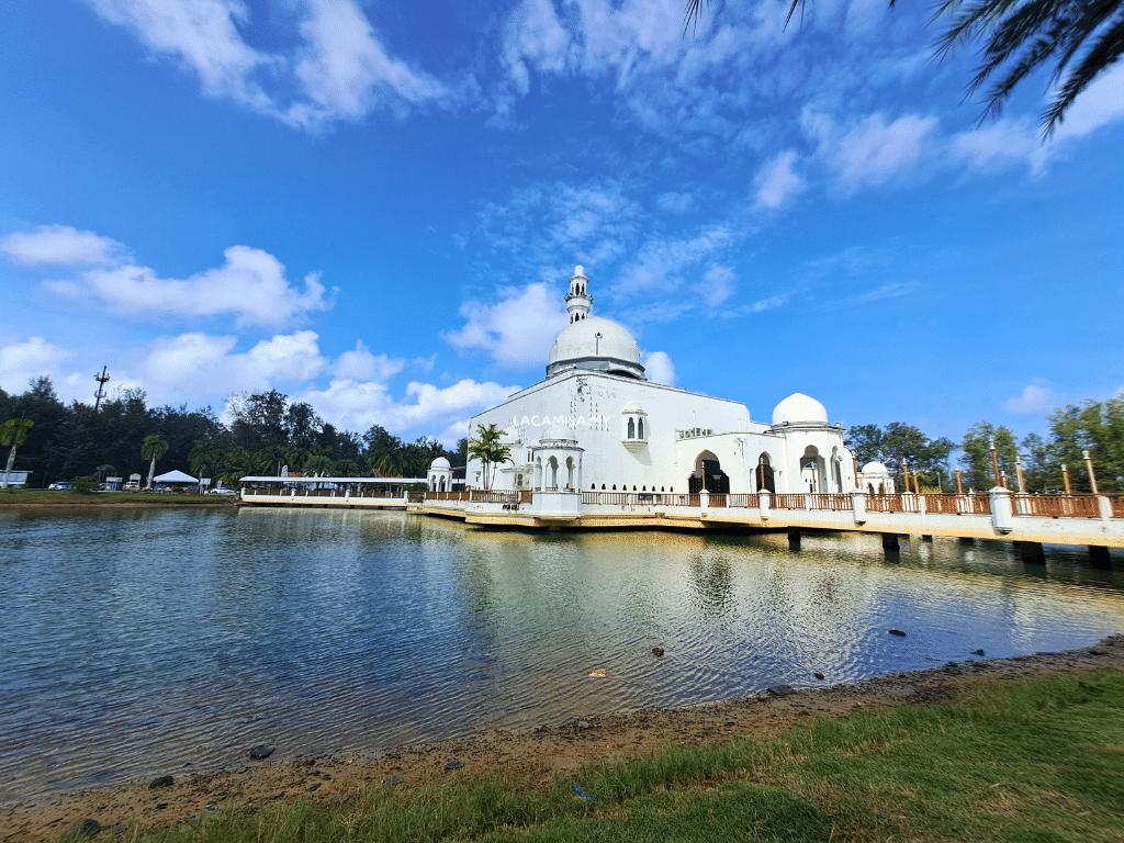 The concept of the Tengku Tengah Zaharah Mosque as a floating structure exemplifies a sophisticated architectural innovation.