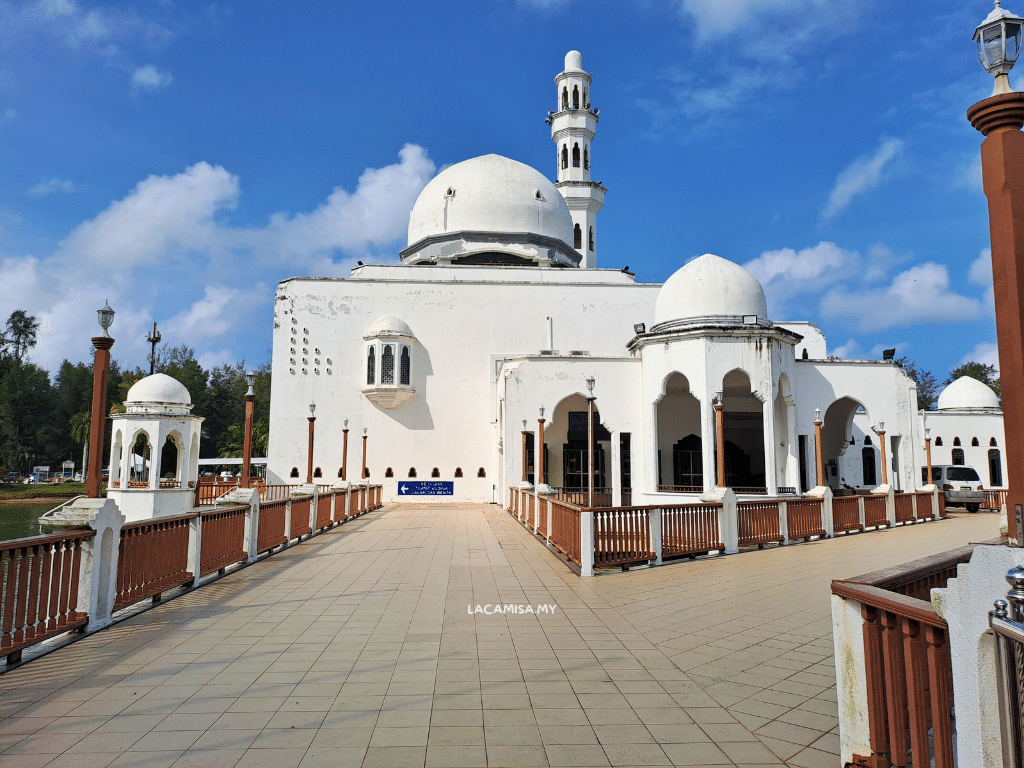 The Tengku Tengah Zaharah Mosque boasts exceptional prayer facilities for privacy and comfort, with the men's prayer hall situated on the ground floor and the women's prayer hall located on the first floor.