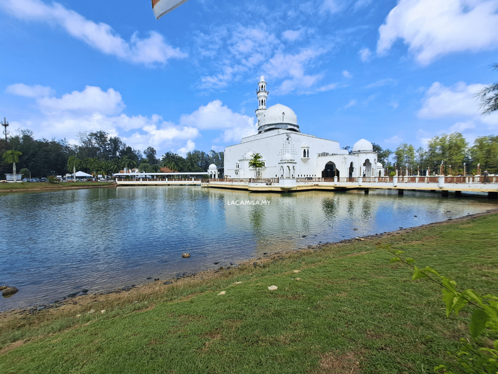 Impressive views of the floating mosque from the outside.