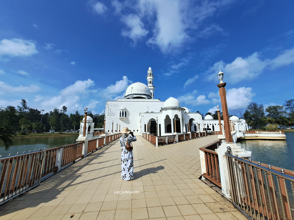 One of the must-do activities at the Tengku Tengah Zaharah Mosque is taking stunning photos from various angles to capture and preserve memories of its breathtaking architecture.